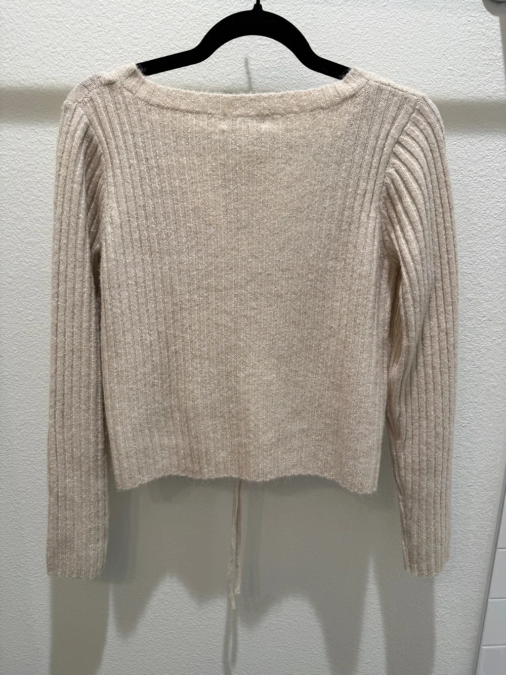 Cream Ribbed V-Neck Ruched Sweater - NWT - Picture 3 of 4